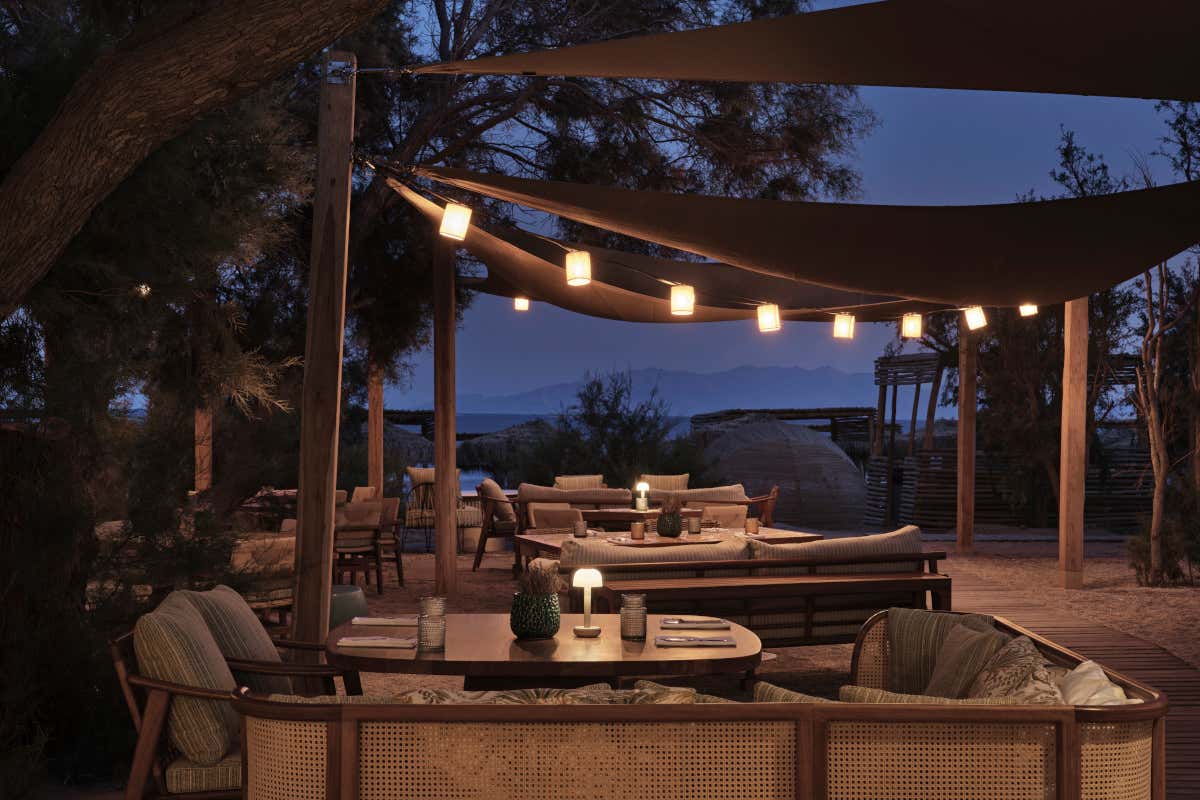 Anche la sera, l'Almiriki Beach & Taverna si anima con party esclusivi